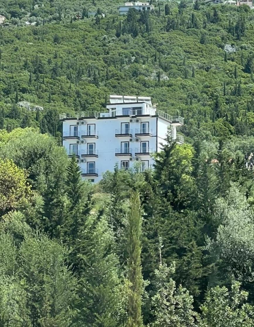 Season Inn Dhërmi Exteriör bild