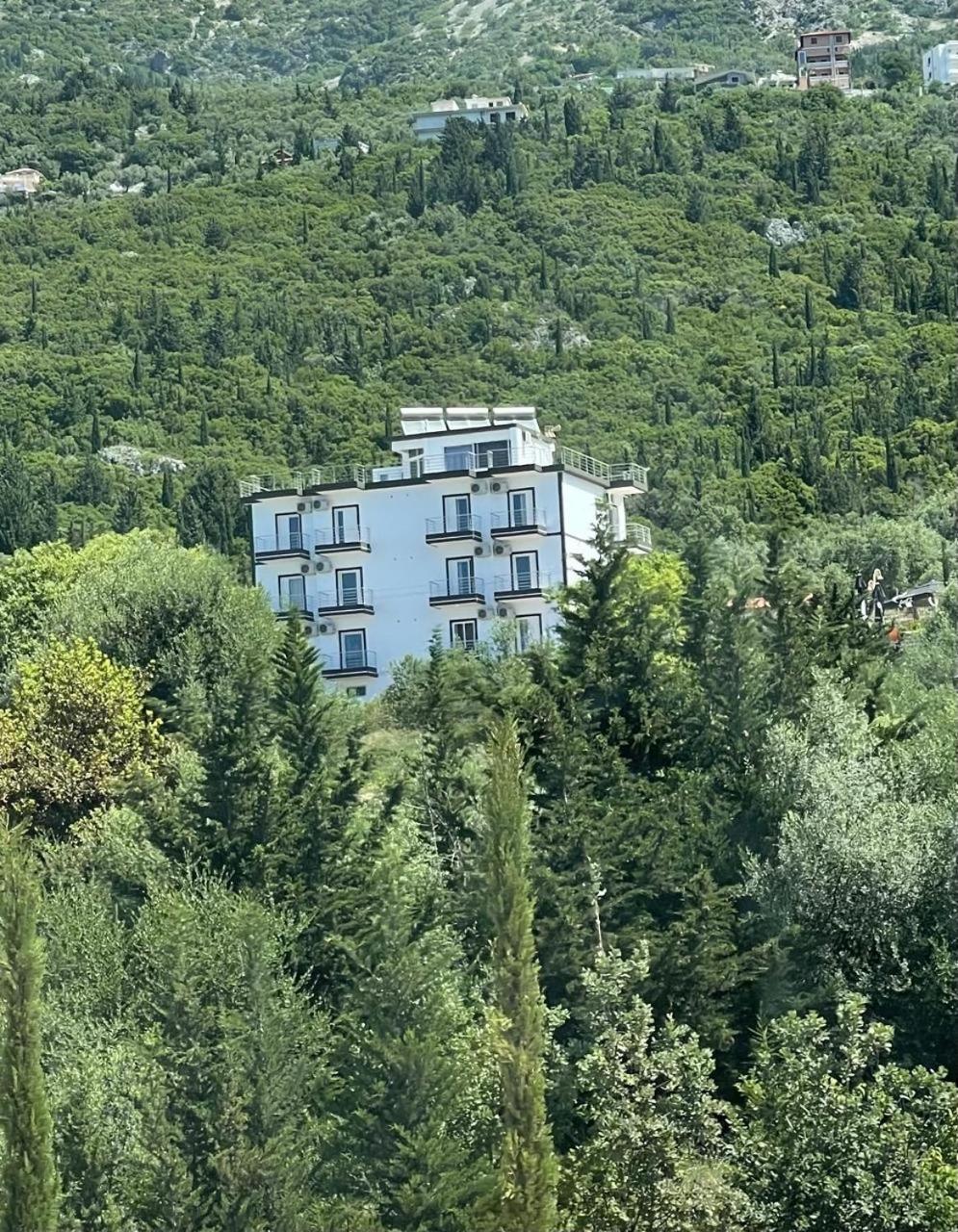 Season Inn Dhërmi Exteriör bild
