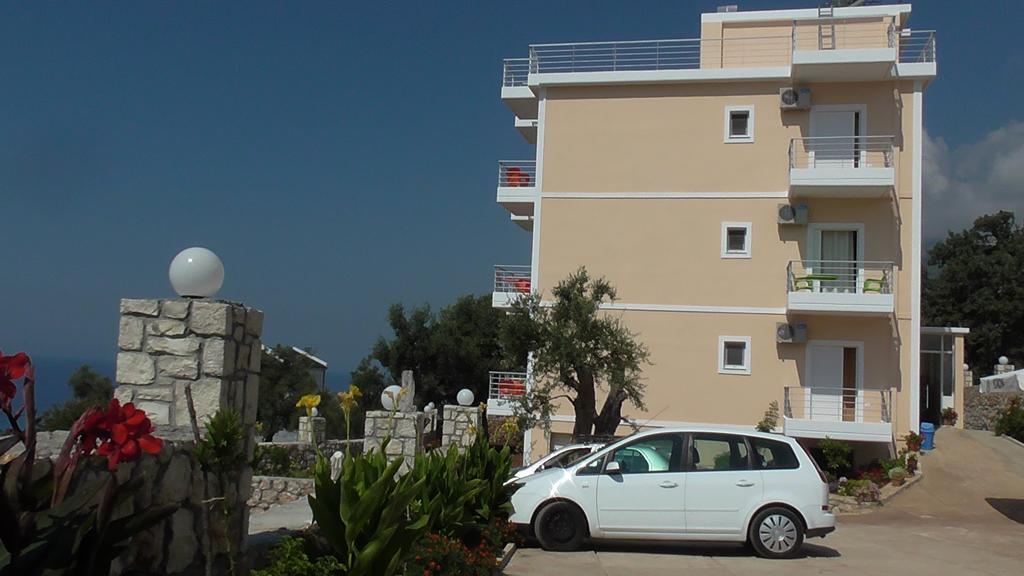 Season Inn Dhërmi Exteriör bild