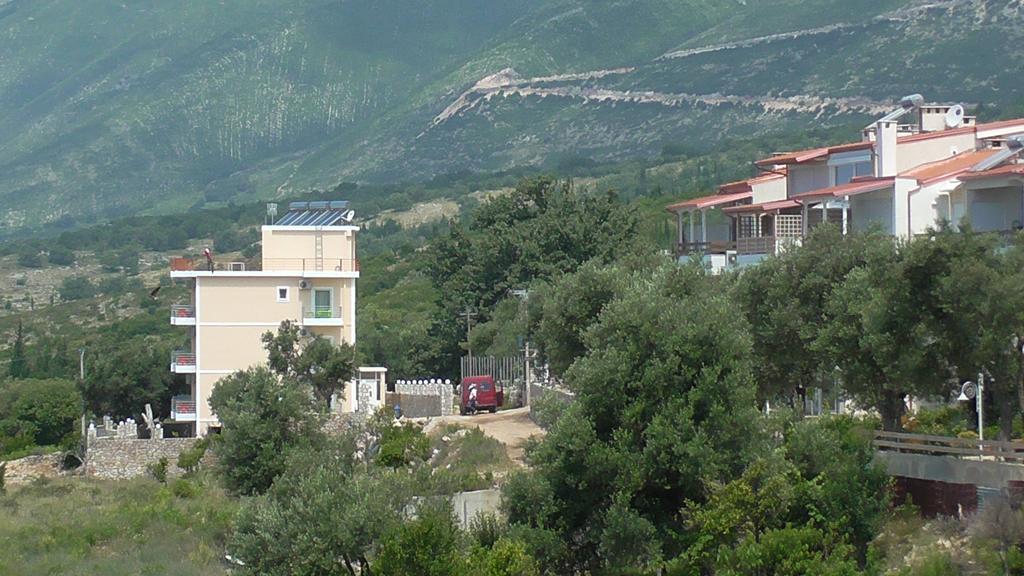 Season Inn Dhërmi Exteriör bild