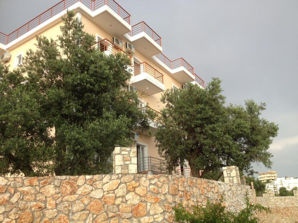 Season Inn Dhërmi Exteriör bild