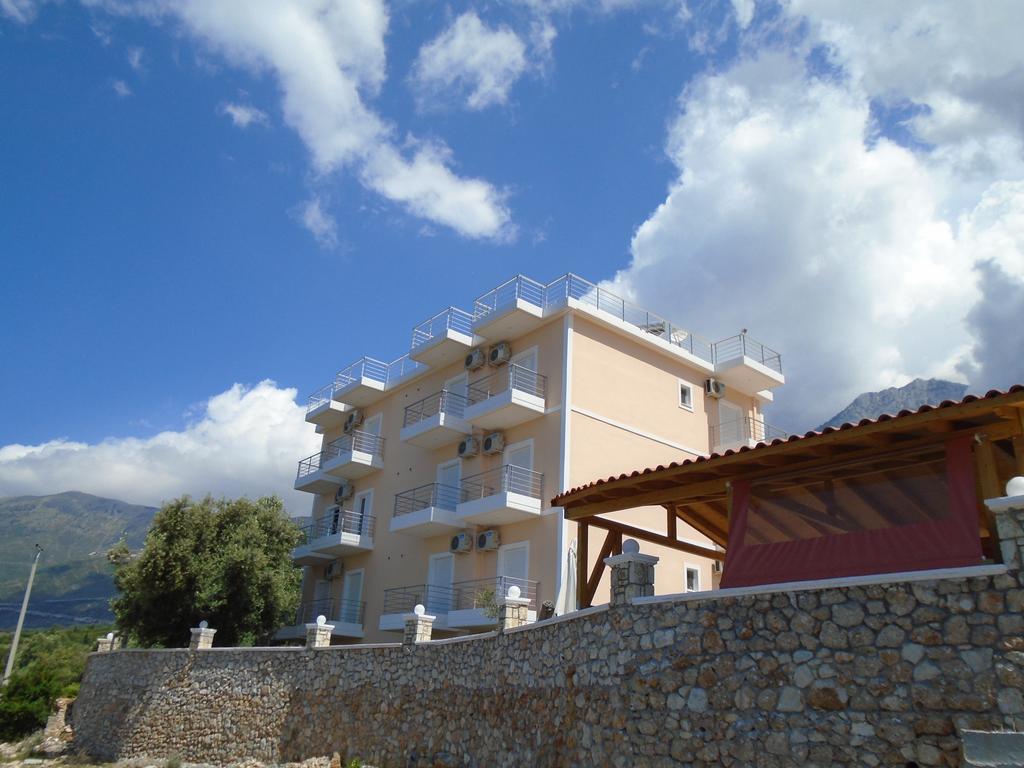 Season Inn Dhërmi Exteriör bild