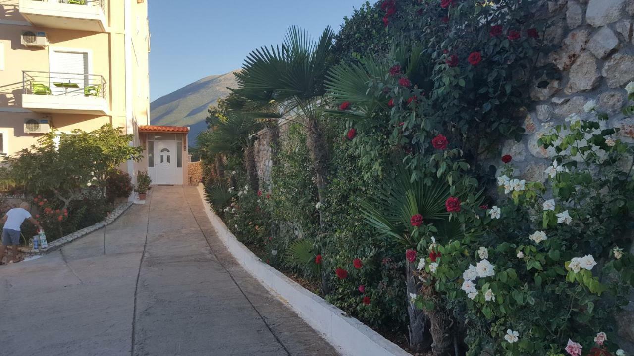 Season Inn Dhërmi Exteriör bild